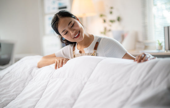 A woman evaluating her sleep microclimate.